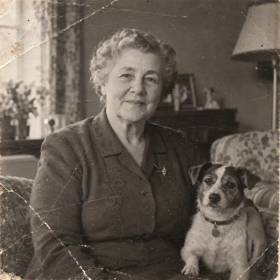 Zerkratztes, verblasstes Schwarzweißfoto einer älteren Frau mit Hund.